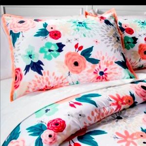 Xhilaration Floral Bedding. Full/Queen.